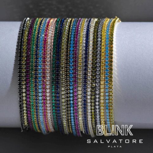 Pulseras de colores variados con brillantes de cristal, presentadas sobre un fondo blanco. Diseñadas por Blink Salvatore Plata, ideales para complementar cualquier atuendo.